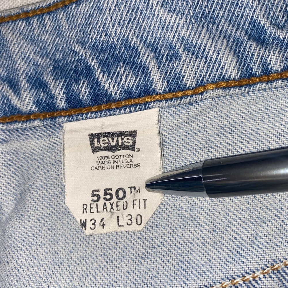Vintage Levis 550 Relaxed Jeans
Light Blue Faded Denim
Made‎ USA 90s - Picture 9 of 14